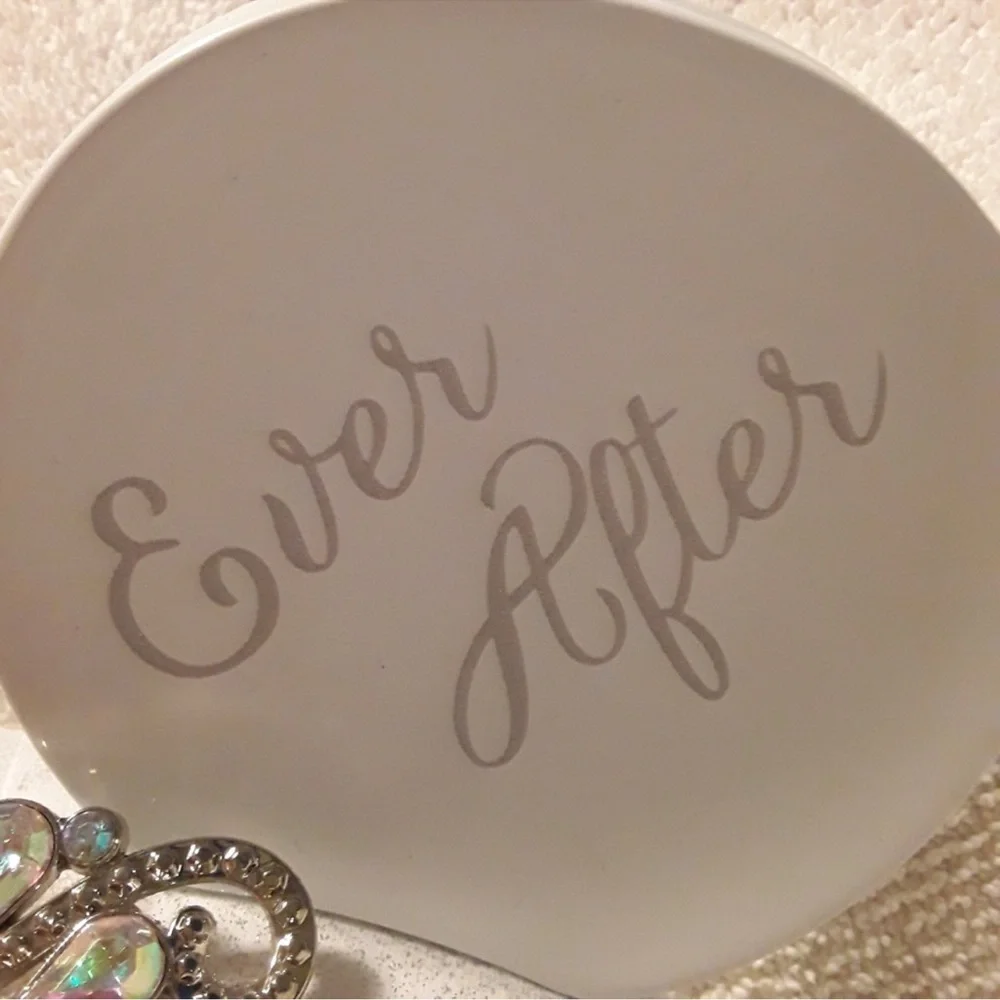 Disney Minnie’s Wedding Bridal Veil Hat. NWT - Picture 4 of 6